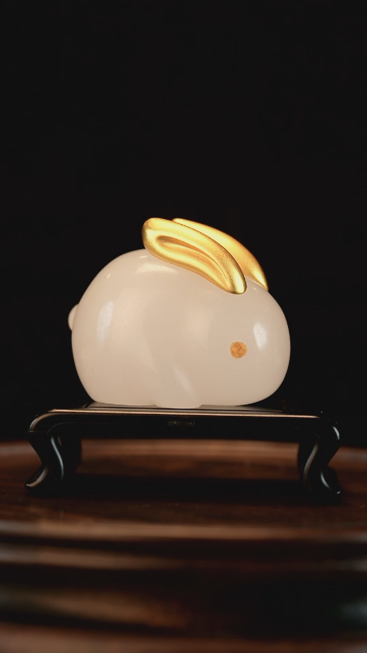 云南石荔枝白雕刻：玉兔