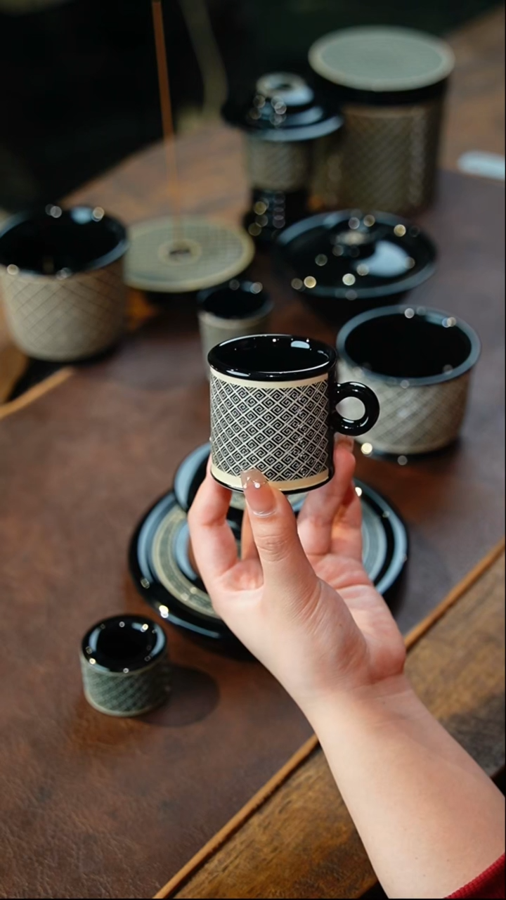 【闪购商品】瓷片李斌 玄色系列 回纹浓缩把杯