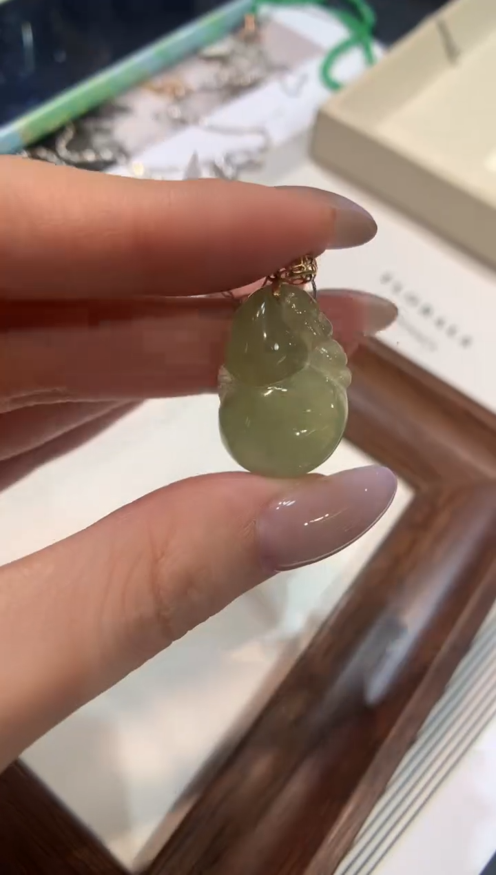 颈饰18K金镶嵌翡翠葫芦
