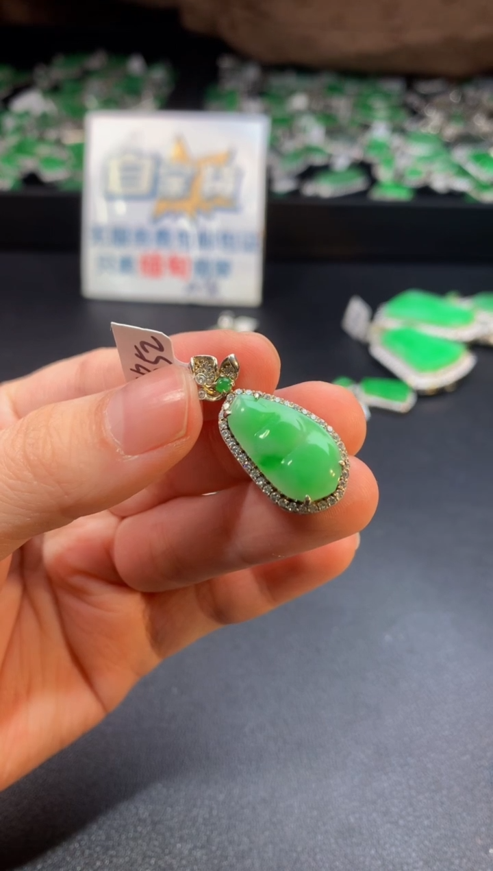 翡翠银S925镶嵌颈饰翡翠