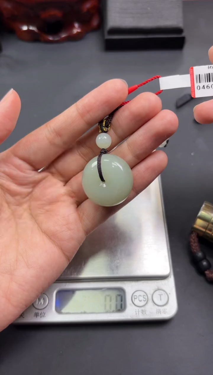 【闪购商品】和田玉吊坠(赠链)未镶嵌且末微色差近矿吊坠
