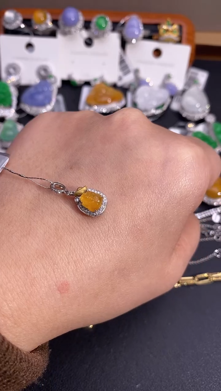 【闪购商品】翡翠吊坠(不含链)18K金镶嵌吊坠