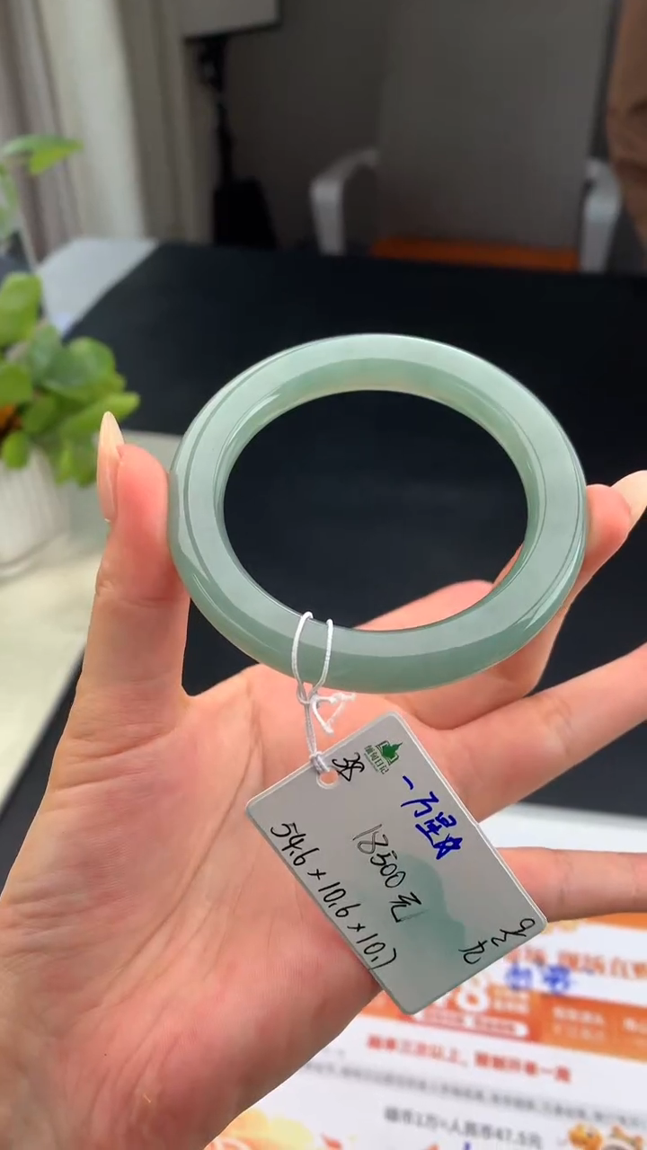 【闪购商品】翡翠手镯未镶嵌 #情人节#送礼，下单联系客服核对地址~