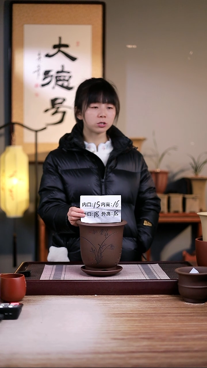 紫砂花盆紫泥刻绘小金钟一只带托