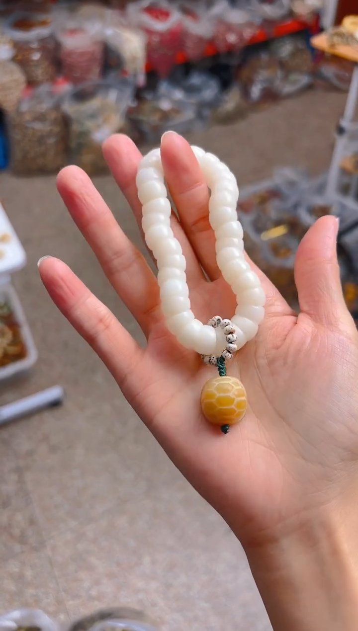 吊坠菩提根/象牙果白色大肠带富甲