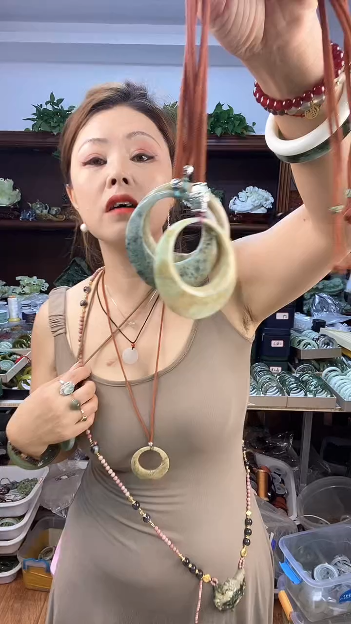 蛇纹石玉未镶嵌圆多样性发货其中之一