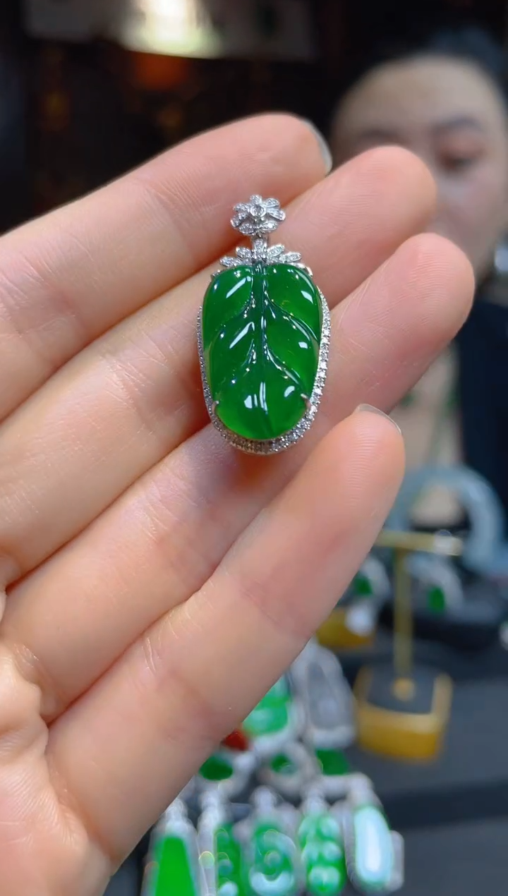 【闪购商品】翡翠颈饰18K金镶嵌118543天然A货翡翠吊坠