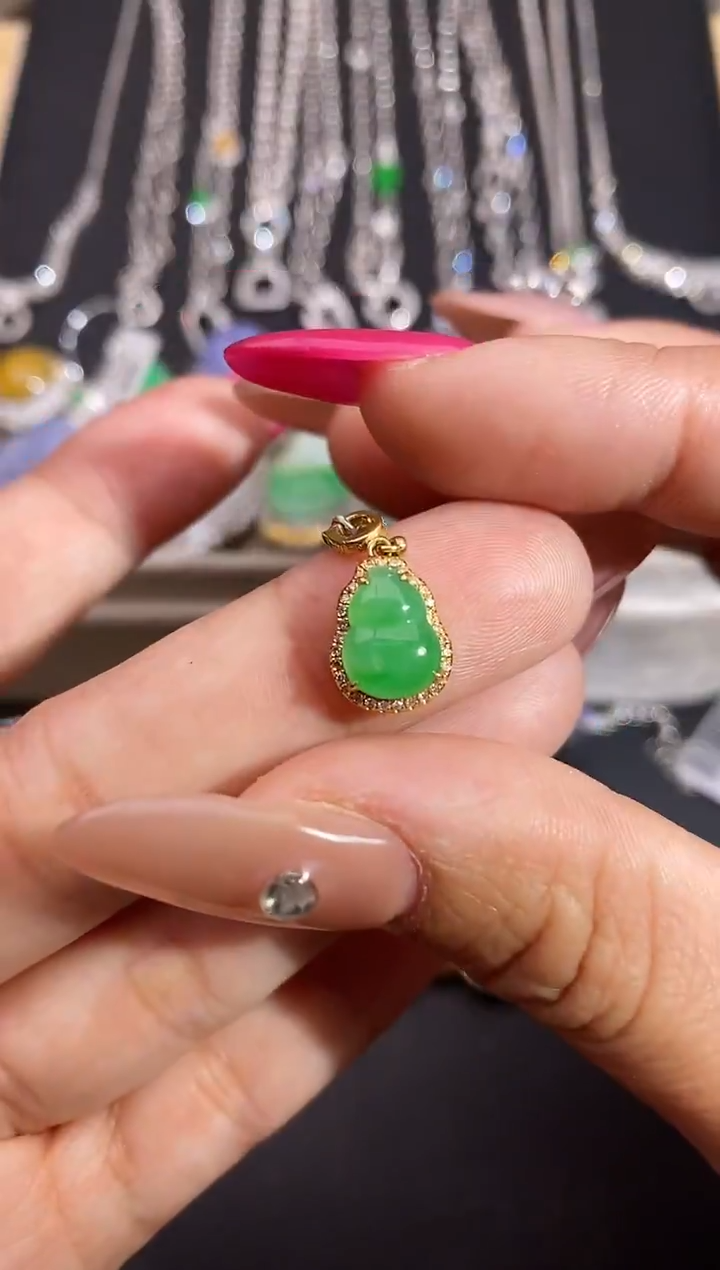 颈饰18K金镶嵌翡翠吊坠