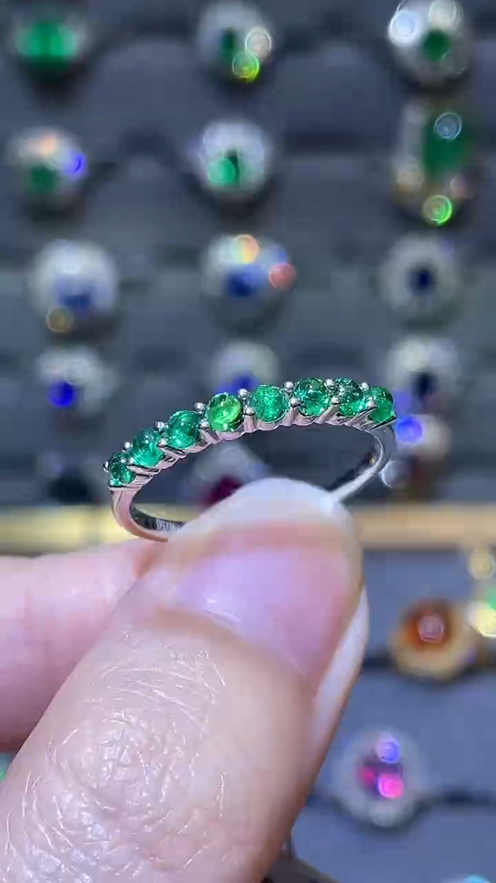 祖母绿戒指18K金镶嵌0.7ct