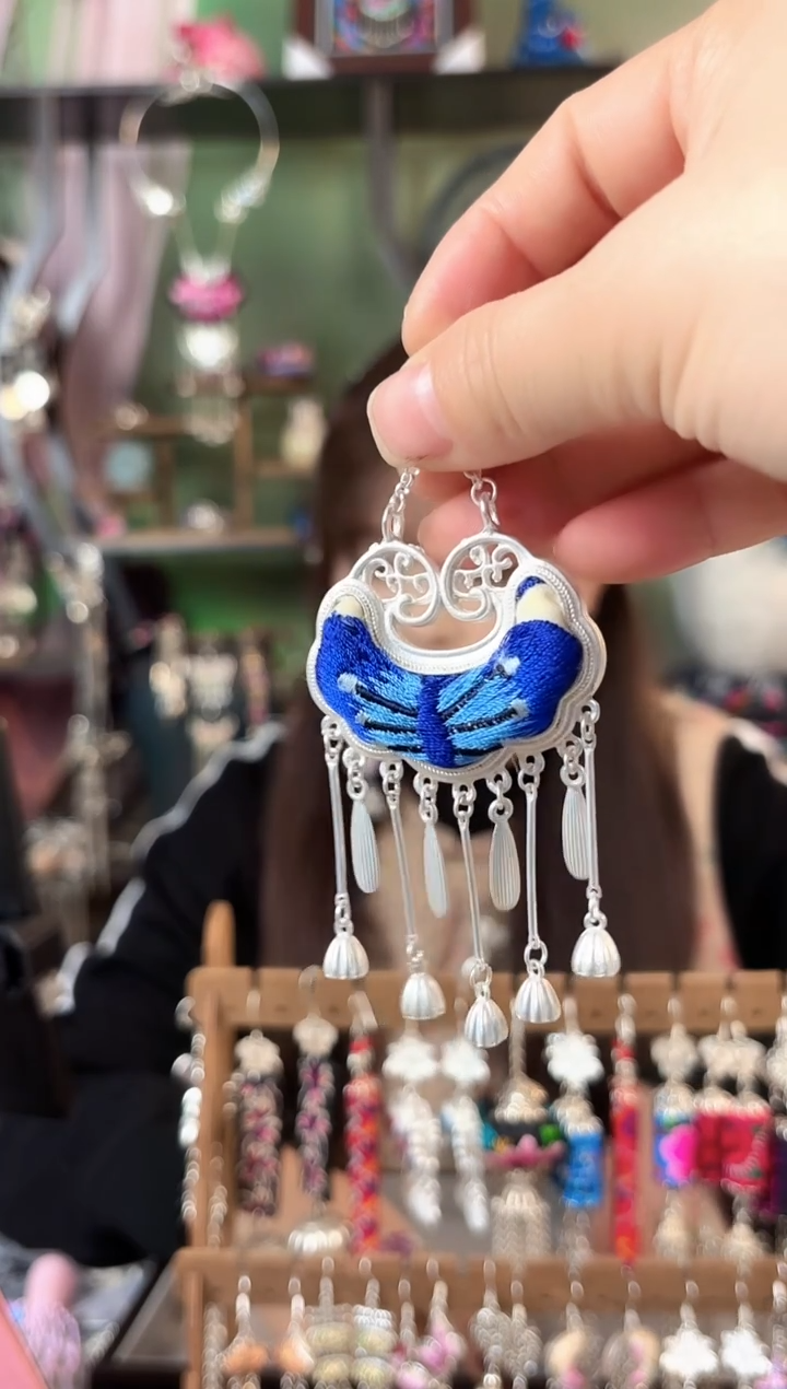 彩云南阁非遗老绣苗银饰品111