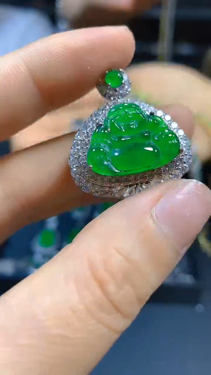 【闪购商品】翡翠吊坠(赠链)未镶嵌0447826135