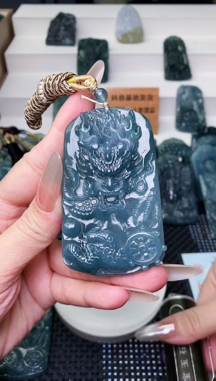 颈饰未镶嵌翡翠 
