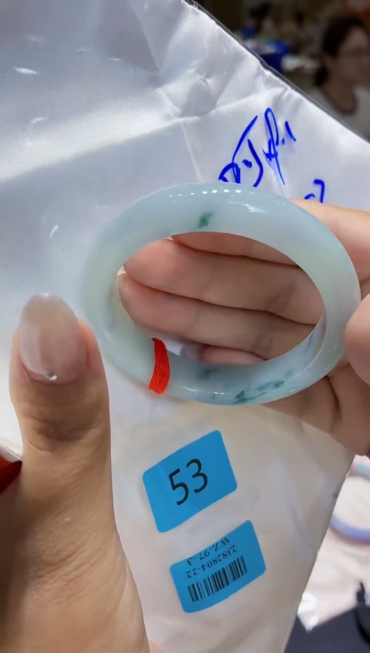 翡翠手镯未镶嵌翡翠手镯