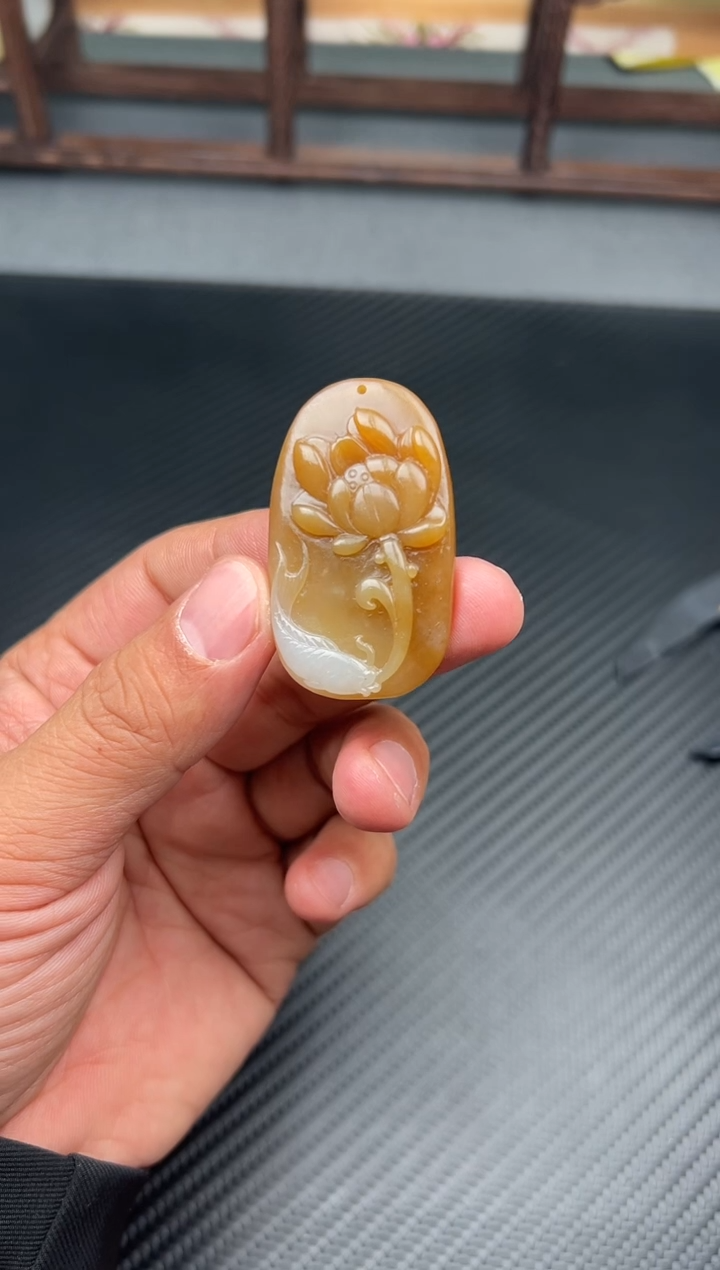 吊坠(赠链)未镶嵌和田玉若羌微色差吊坠