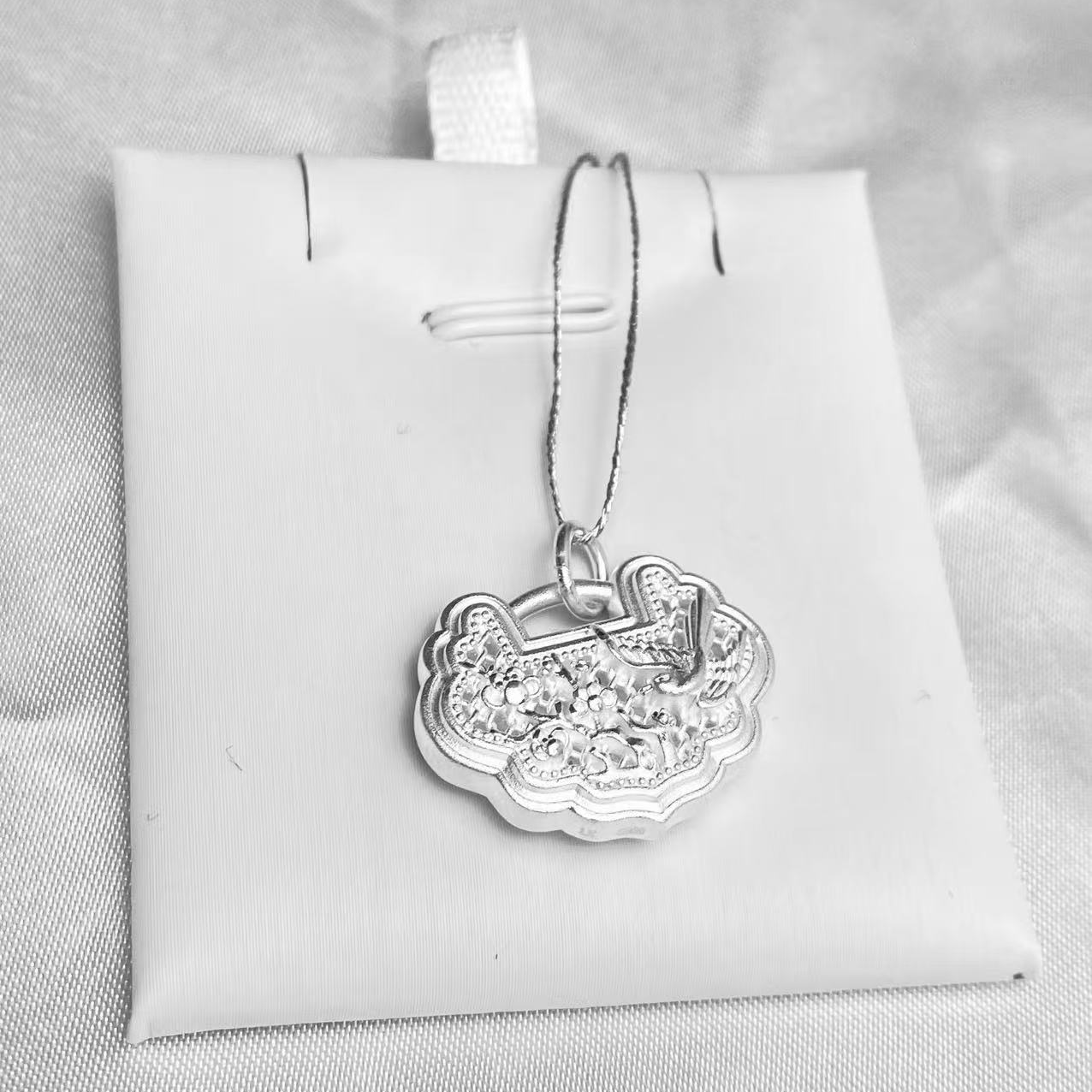 坠链均足银 喜上眉梢吊坠