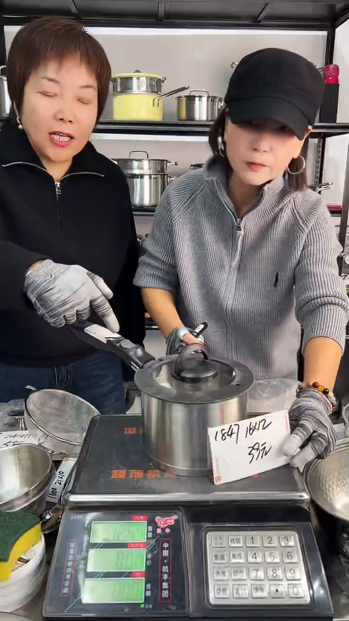 304不锈钢16*12奶锅锅胚复底送硅胶盖加黑色手柄1847