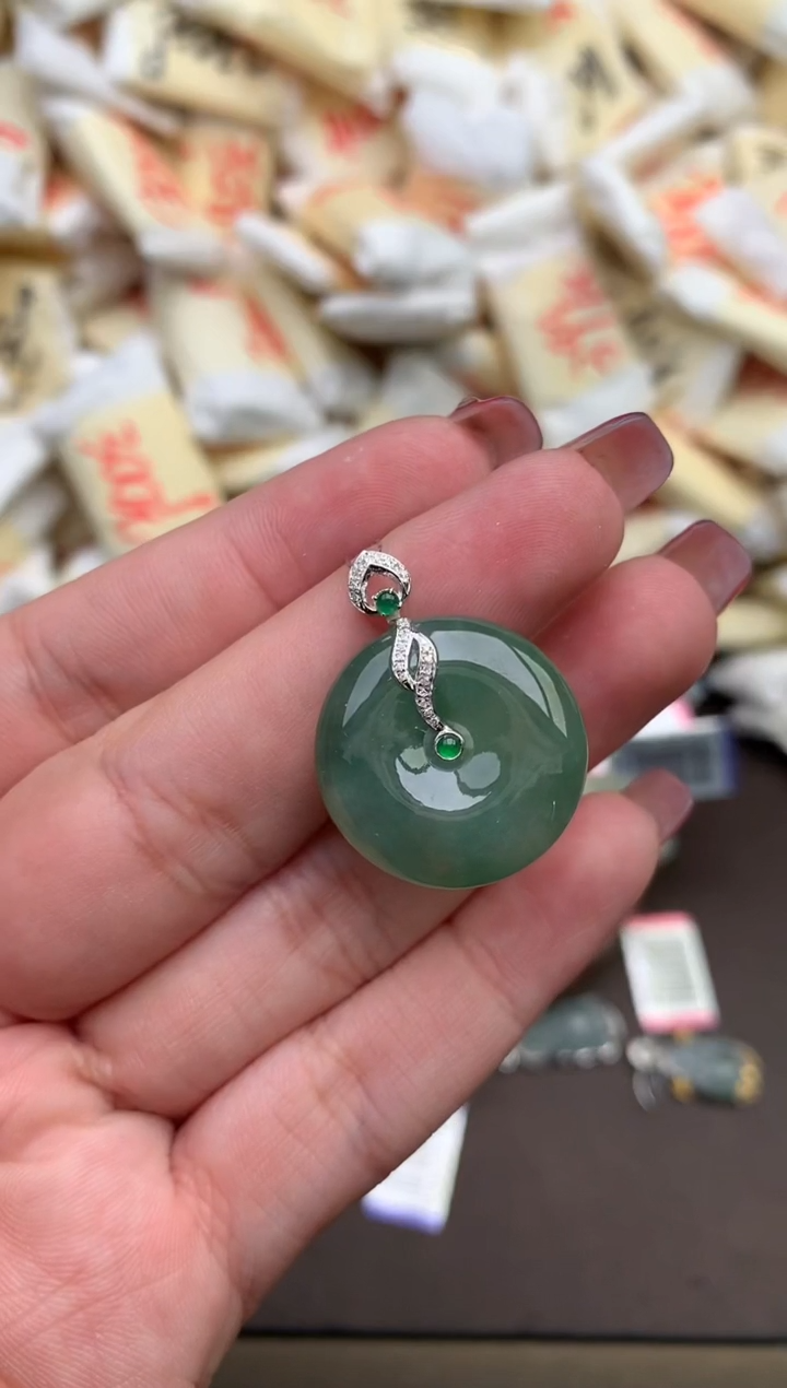 翡翠18K金镶嵌颈饰 —