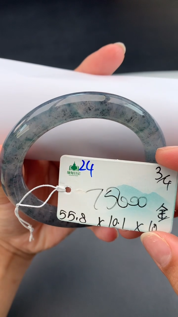 【闪购商品】翡翠手镯未镶嵌女神节#送礼#，下单联系客服核对地址~