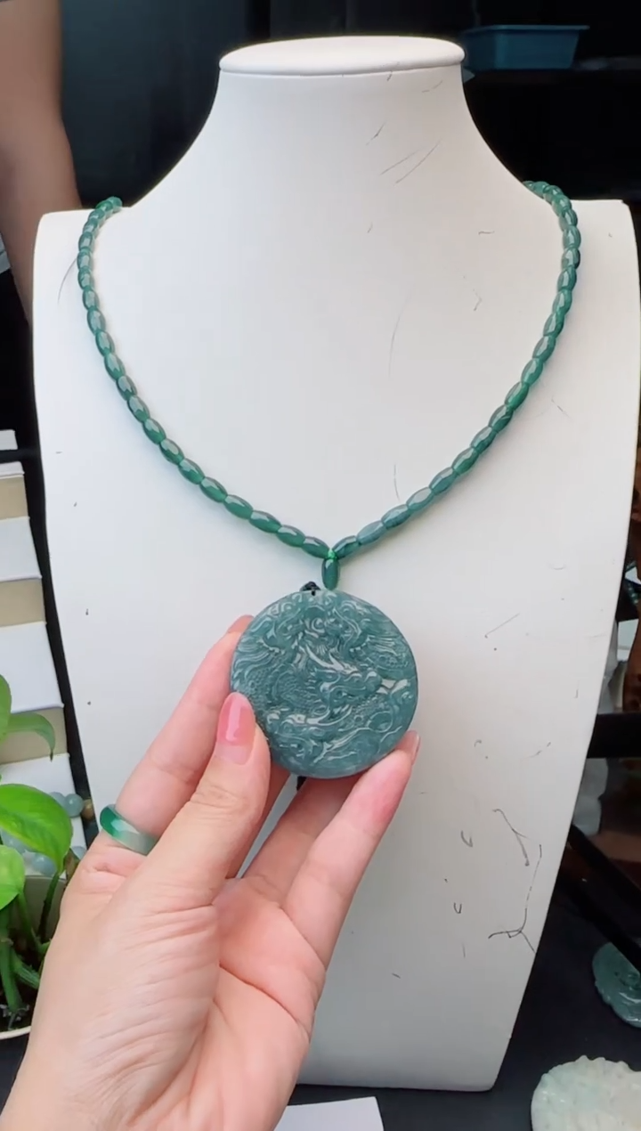 翡翠未镶嵌颈饰多样性发货其中一件