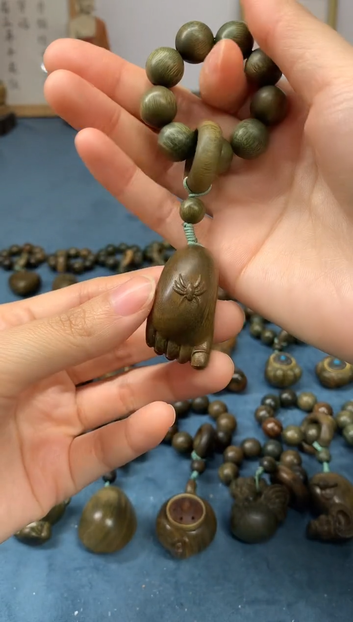 【闪购商品】维腊木（绿檀）把件知足常乐 盘玩件