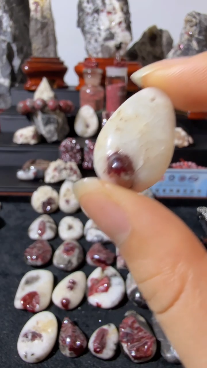 天然辰砂天然辰砂天然朱砂大晶砂随行吊坠