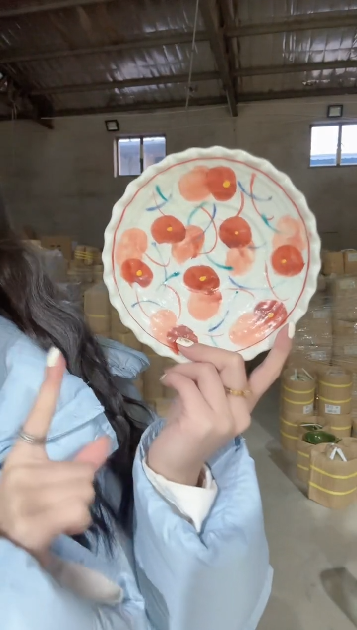 陶瓷手绘红果花波浪边圆形平盘16.5cm