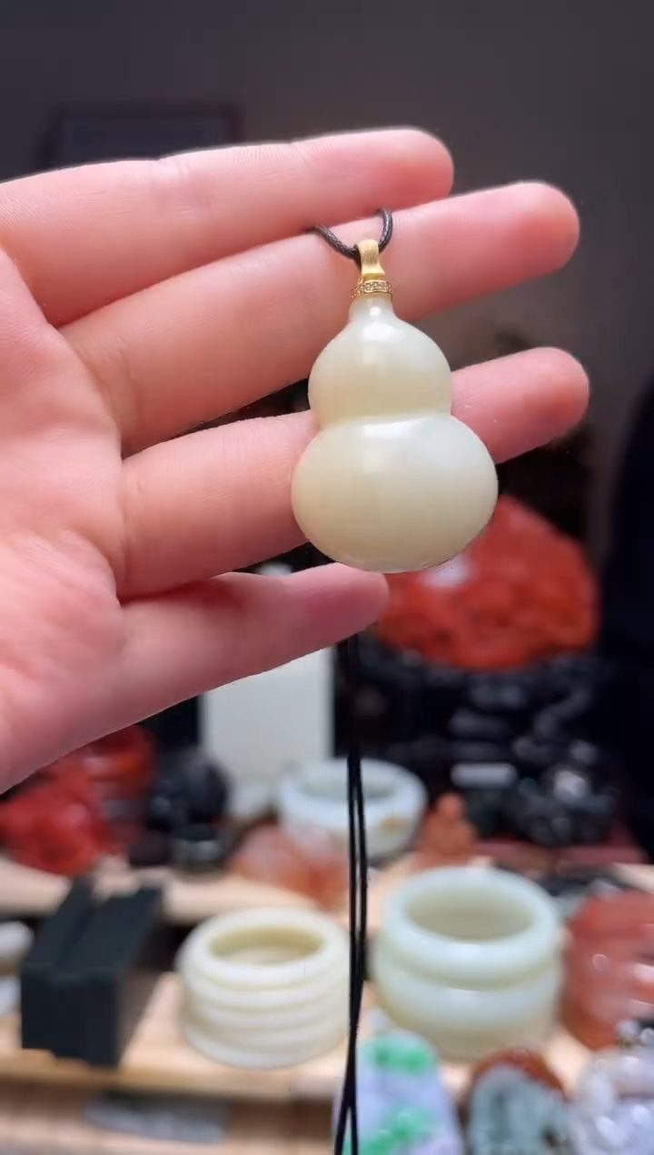 颈饰未镶嵌和田玉吊坠