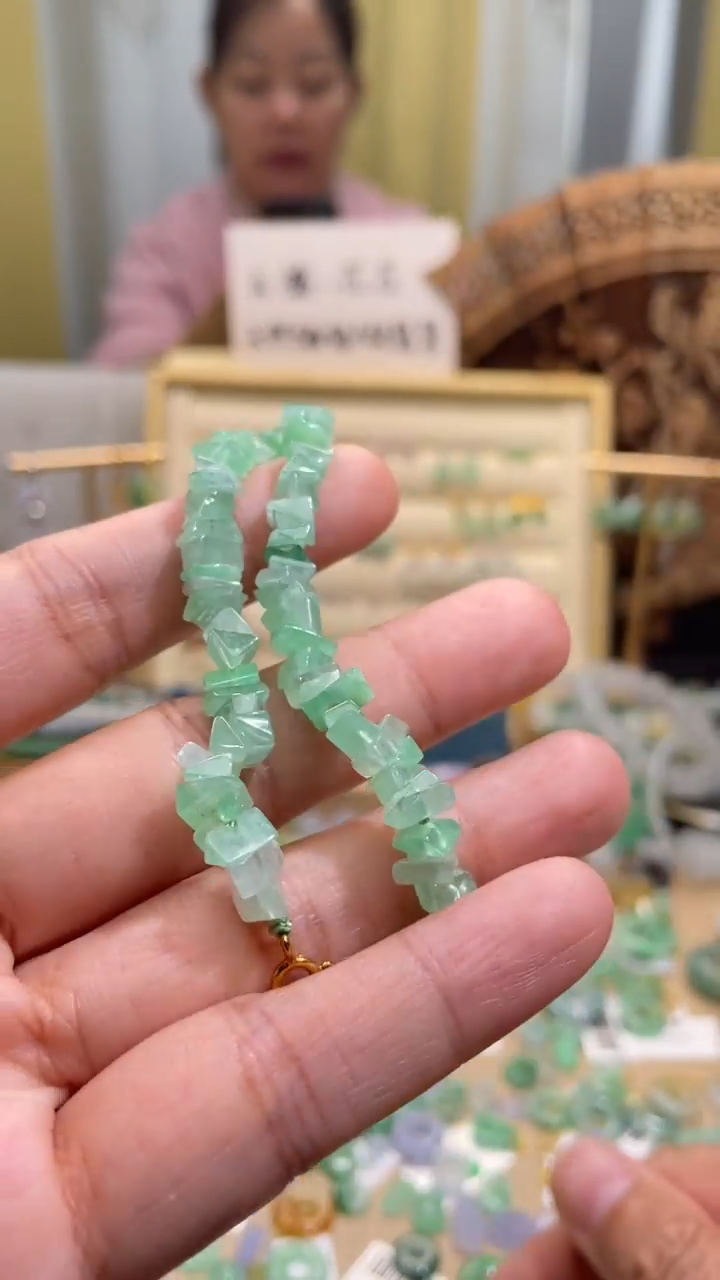 颈饰未镶嵌翡翠手串