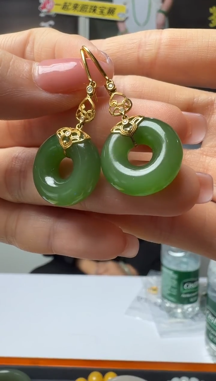 颈饰18K金镶嵌和田玉耳饰一对