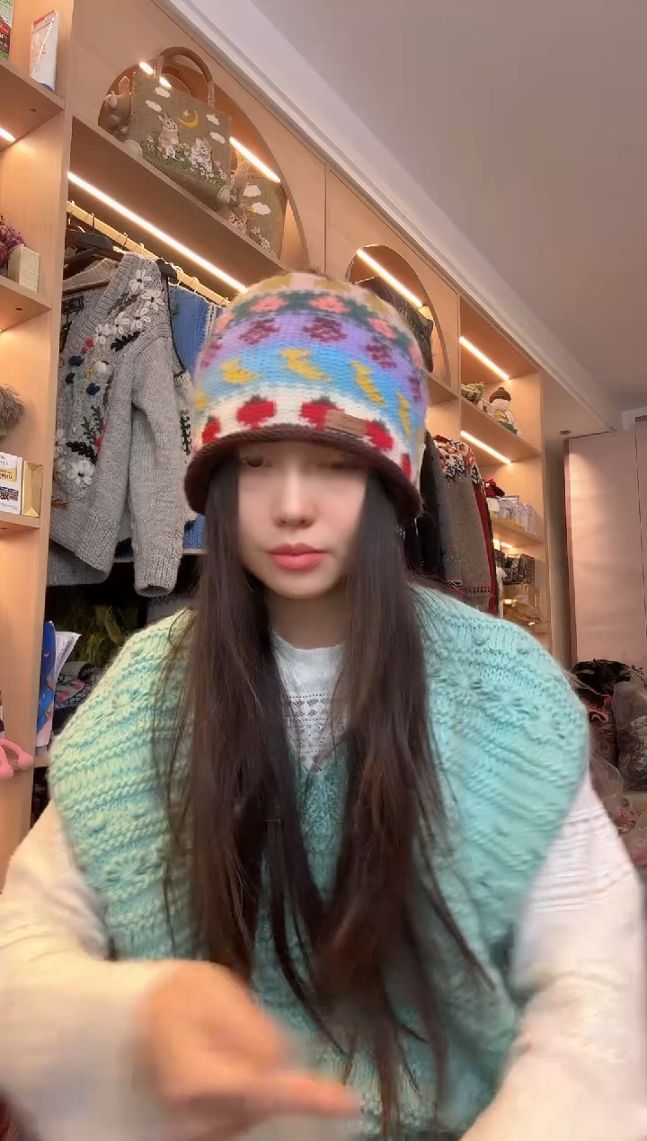 羊毛草莓卷边帽 