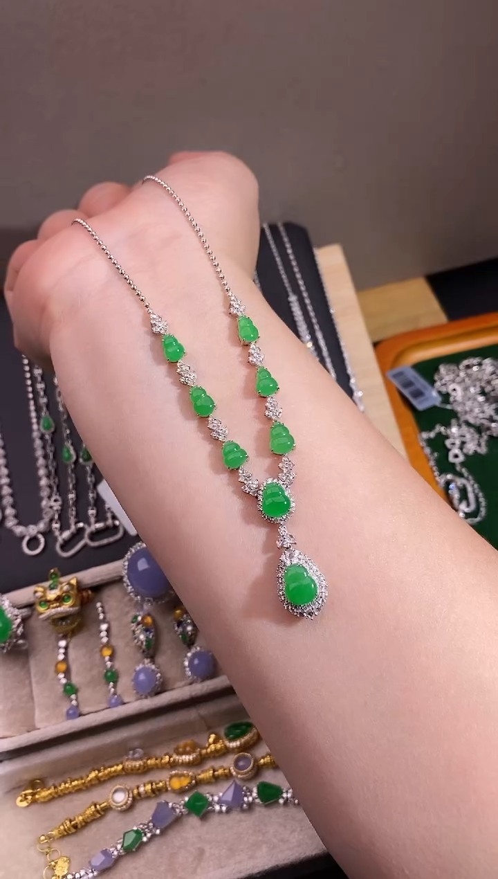 颈饰18K金镶嵌翡翠项链