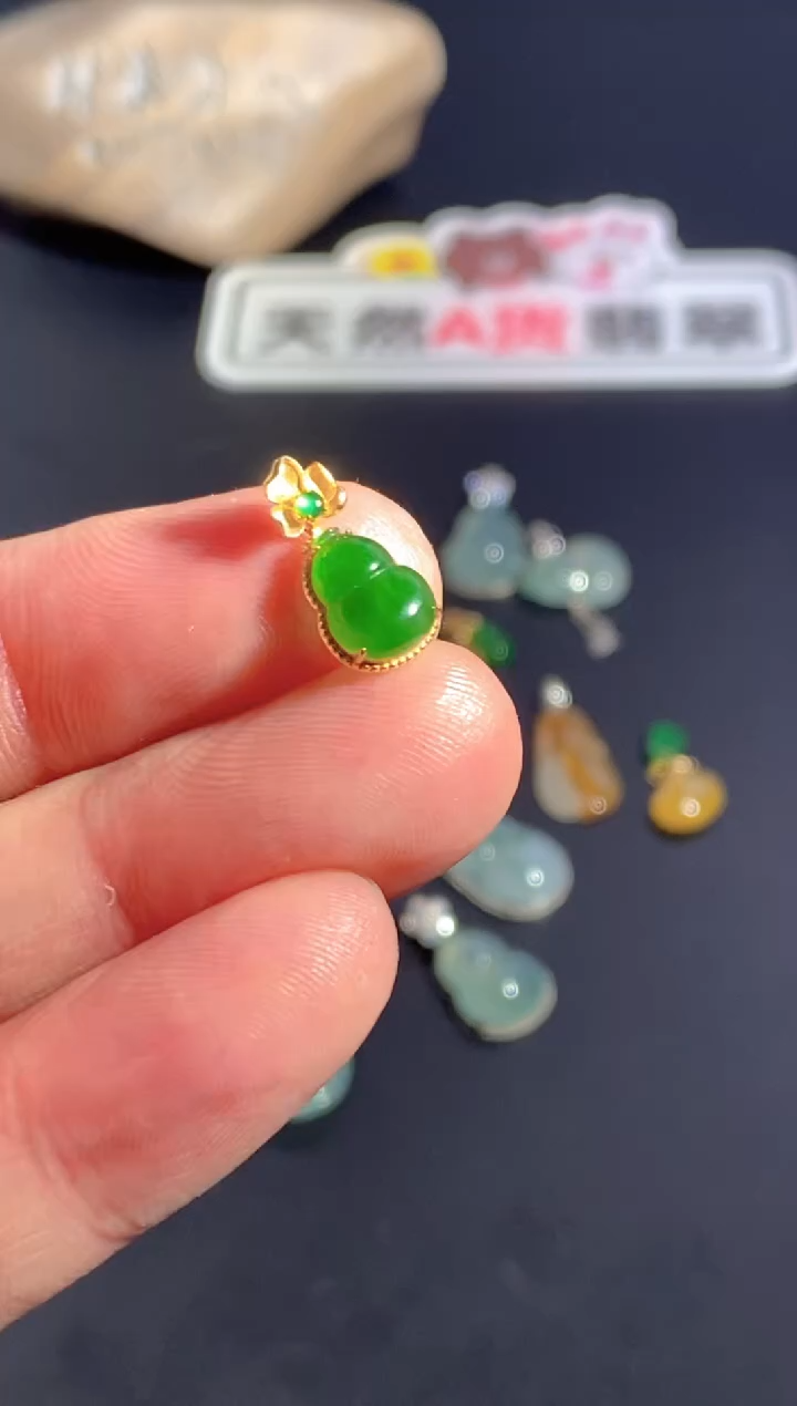 颈饰18K金镶嵌翡翠    