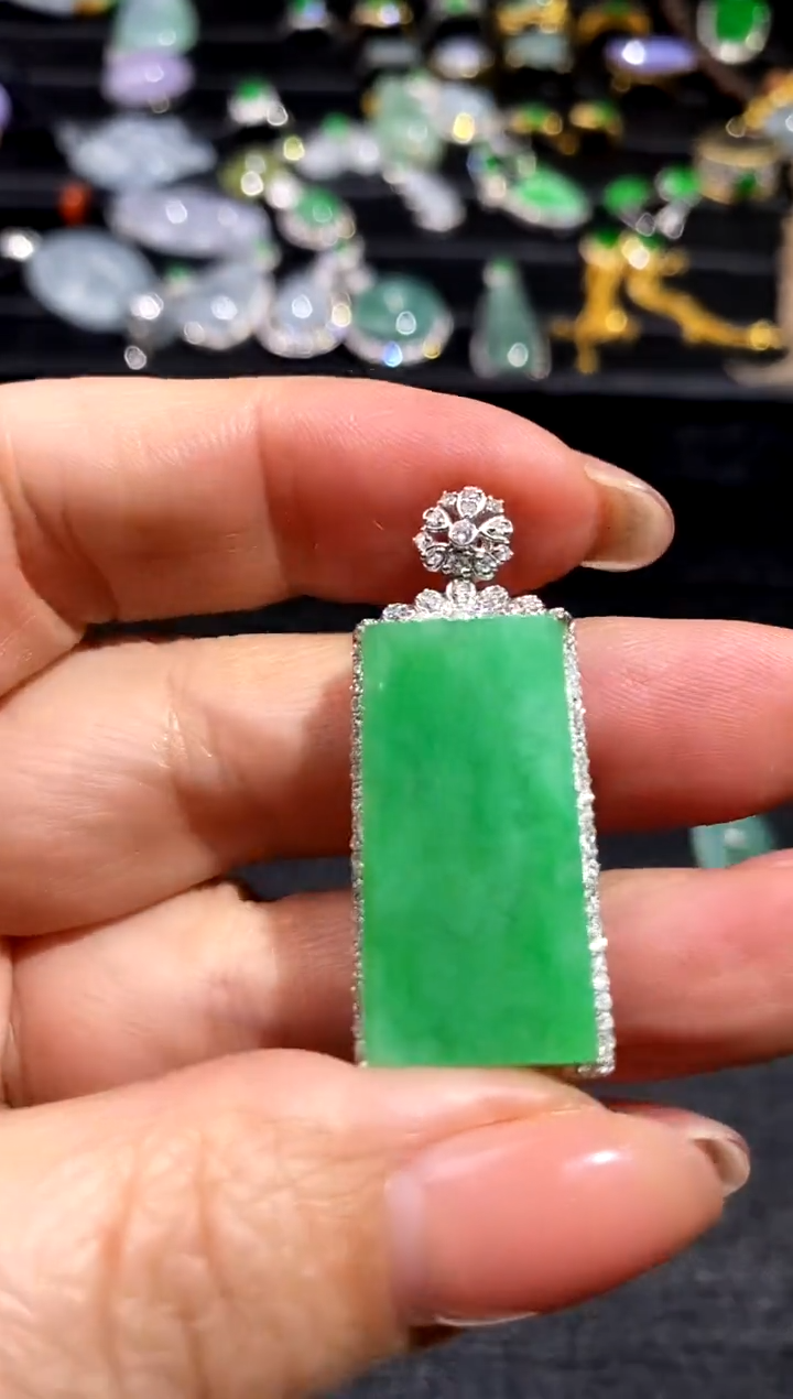 【闪购商品】翡翠颈饰18K金镶嵌翡翠无事牌吊坠