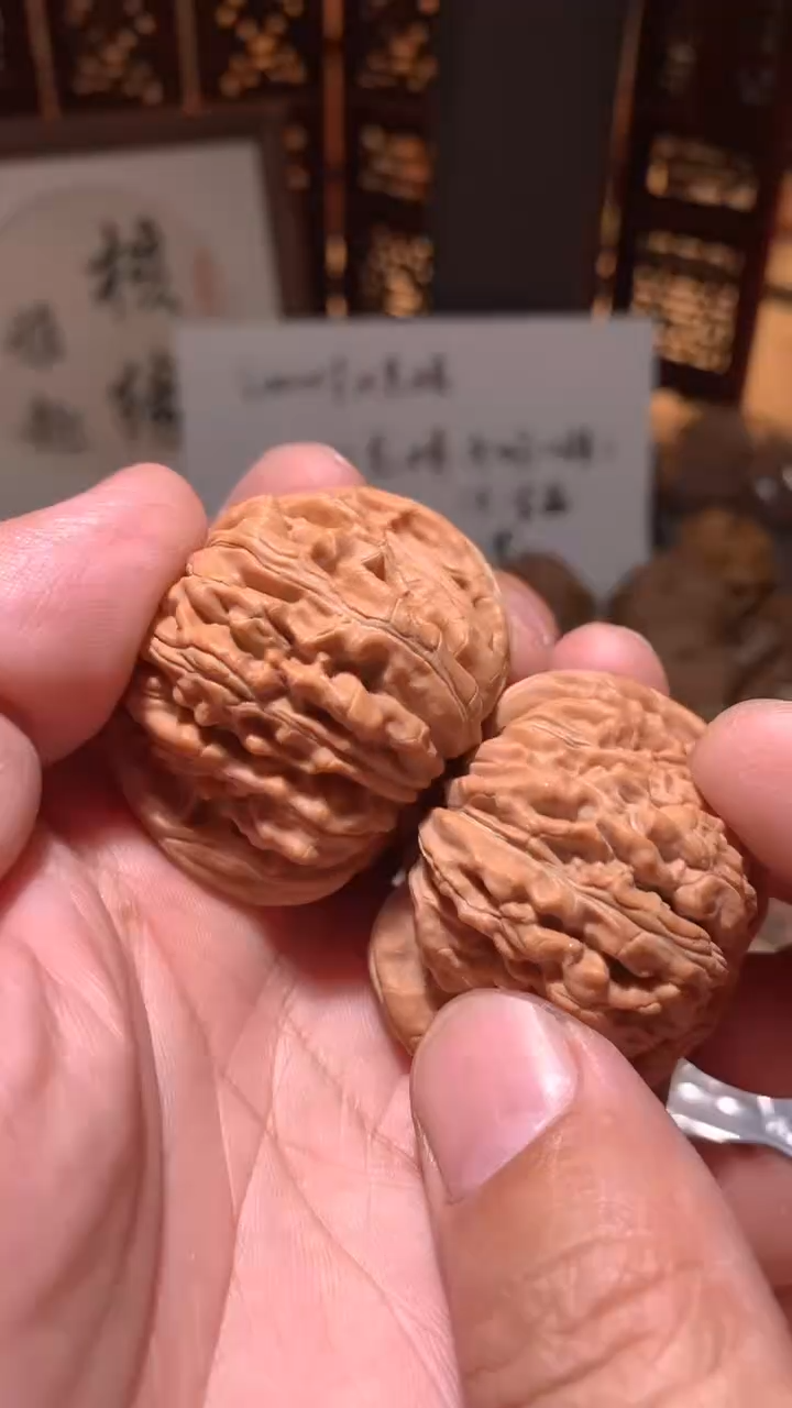 文玩核桃把件【核缘雅趣】44左右汉高楼，同尺寸随机发