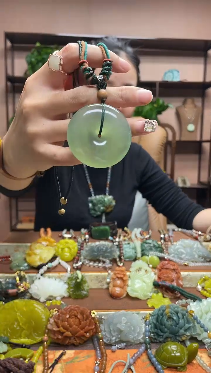 未镶嵌岫玉吊坠多样性发货发其中之一