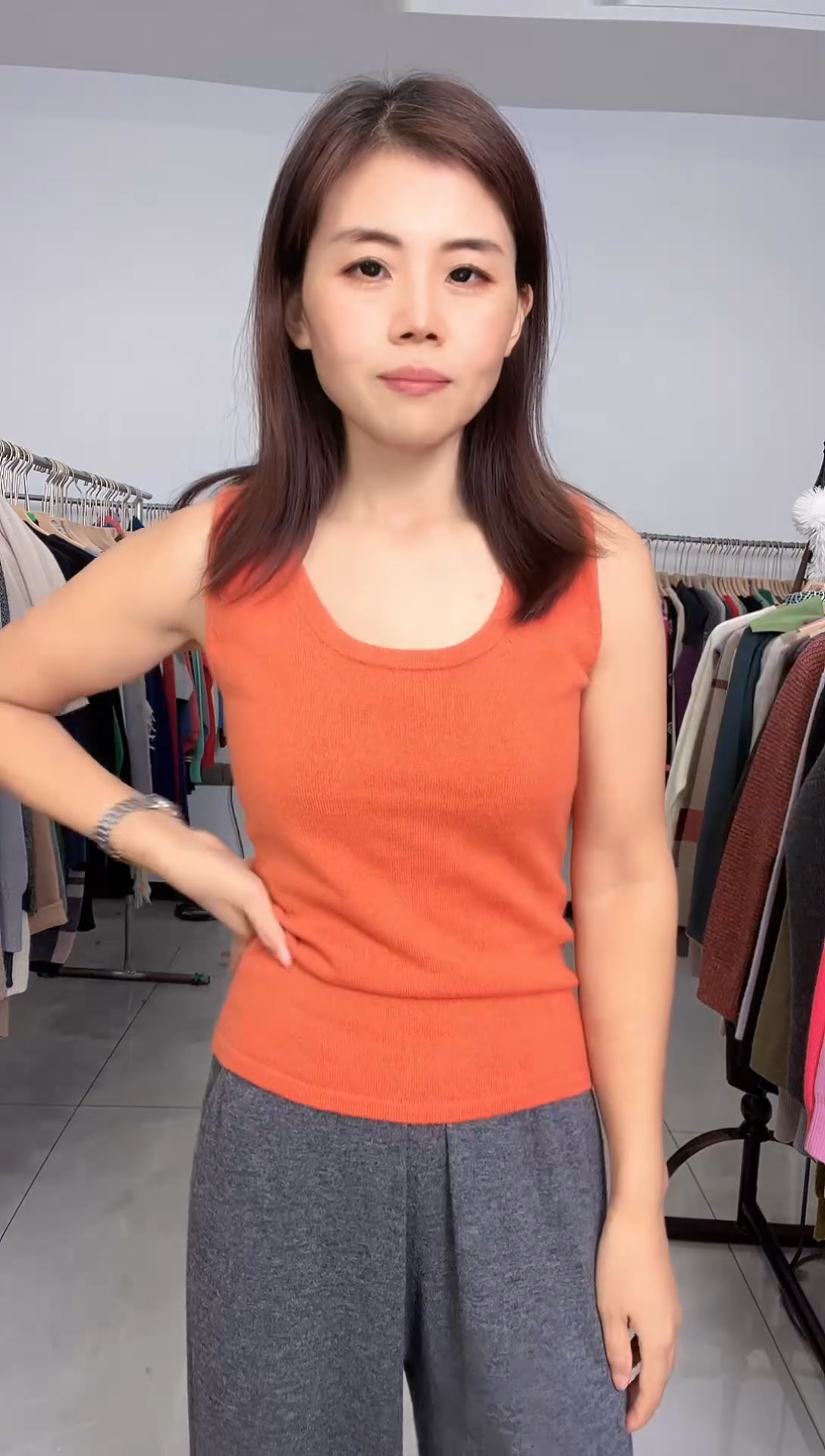 $*t橘色U领羊绒背心
