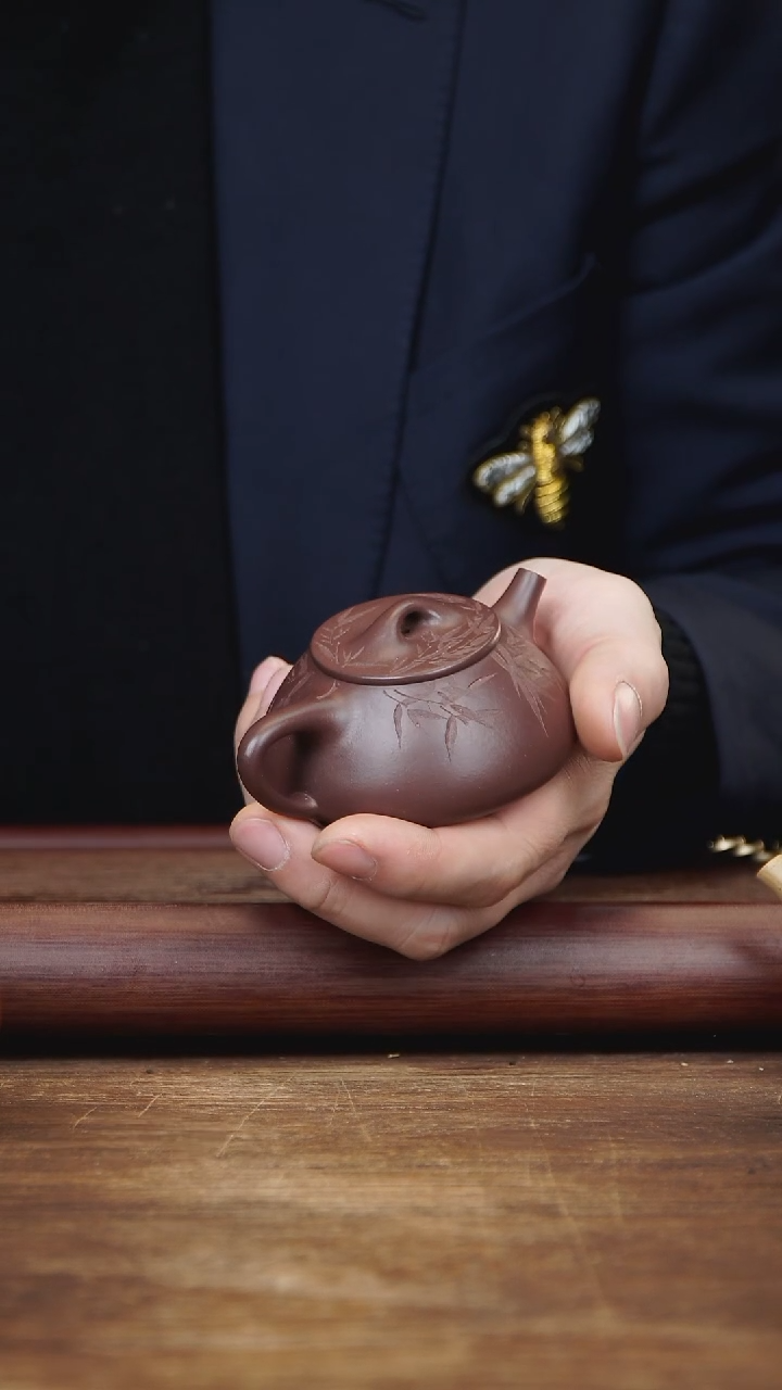 【闪购商品】紫砂茶壶100ml 刻绘景舟石瓢 家藏紫茄泥