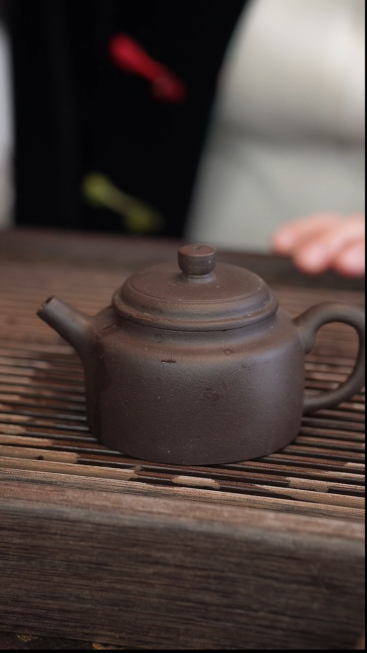 茶壶紫砂德中 黑金砂 半手工 160cc 【出水不好】