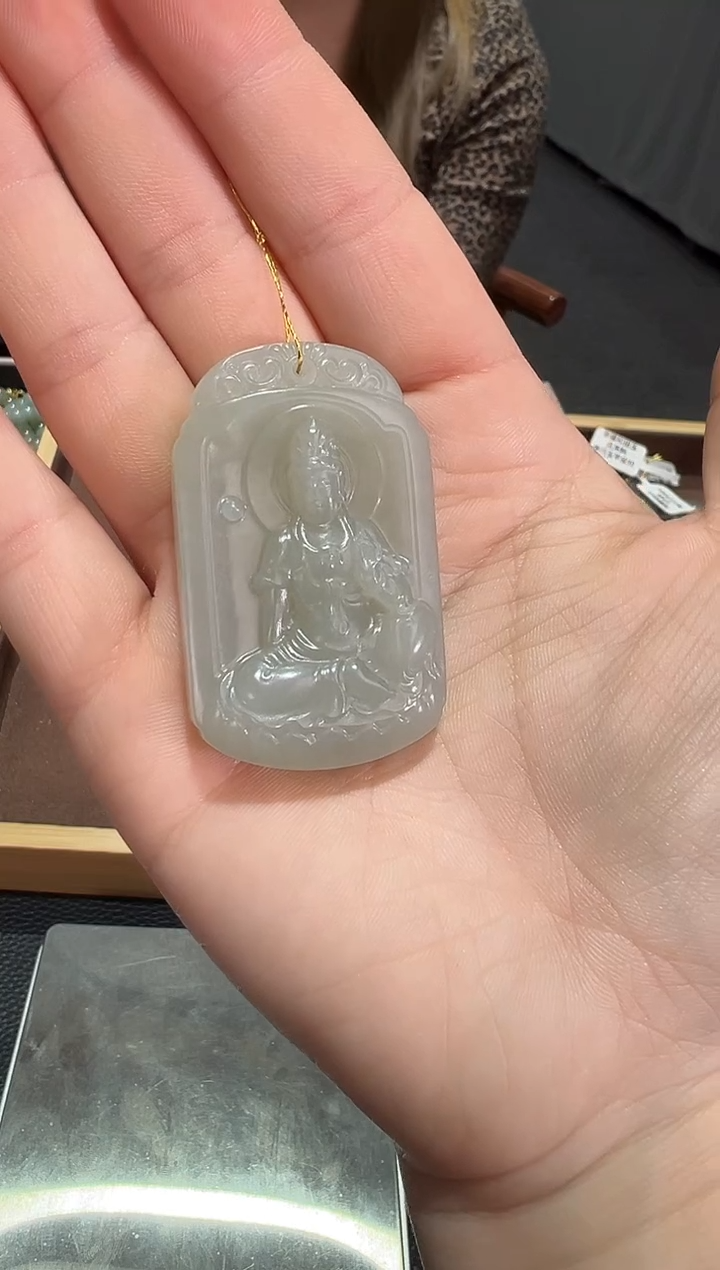 【闪购商品】和田玉吊坠(赠链)未镶嵌且末料青白玉观音
