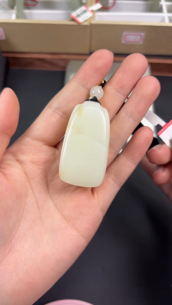 【闪购商品】和田玉吊坠(赠链)未镶嵌且末金山微色差吊坠L