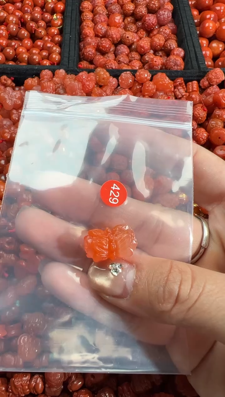 南红玛瑙合金颈饰1