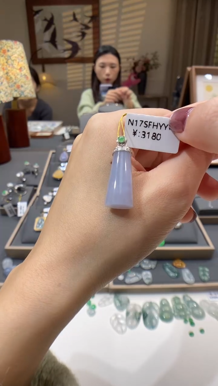 【闪购商品】翡翠颈饰18K金镶嵌无事柱