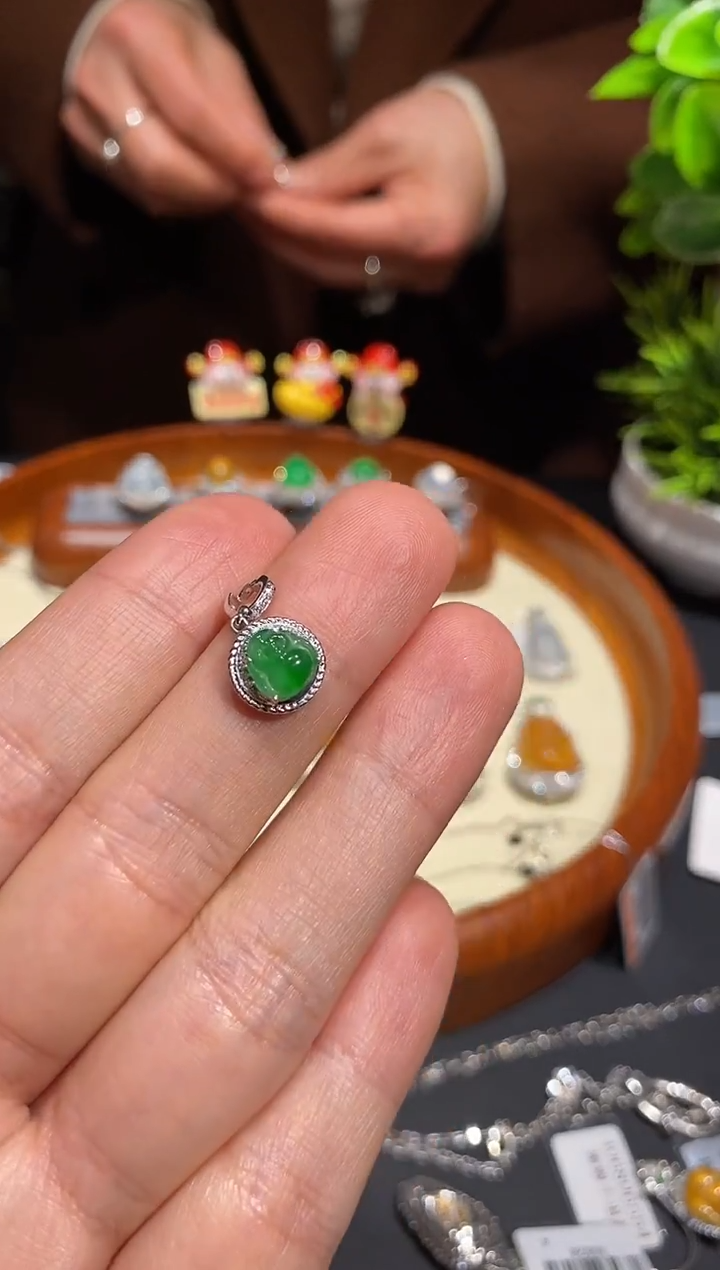 【闪购商品】翡翠颈饰18K金镶嵌吊坠