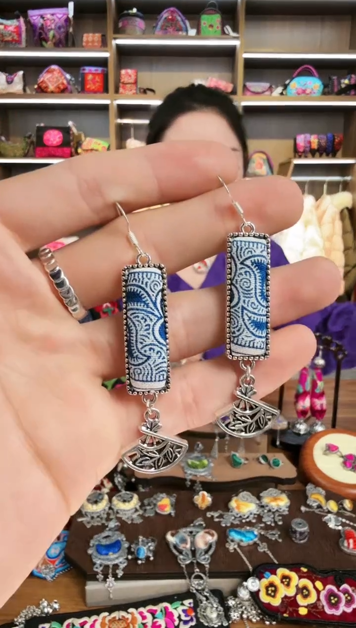 【闪购商品】织绣154蒙阿苏苗绣传承