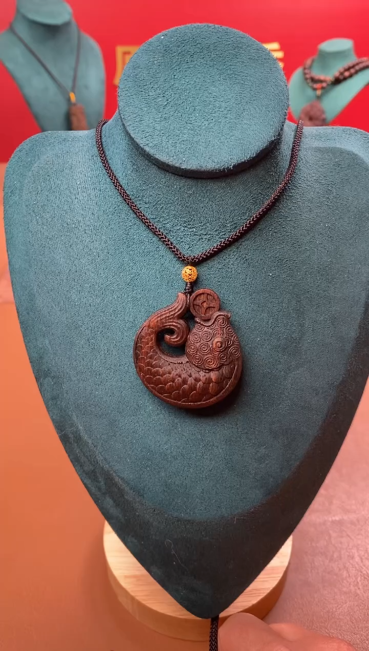 【闪购商品】沉香木手串M顺化紫棋手雕年年有鱼牌