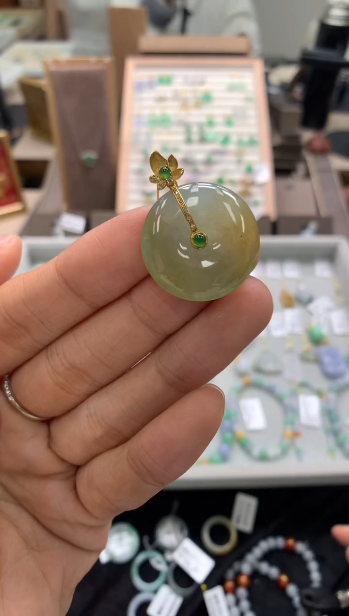 颈饰18K金镶嵌翡翠平安扣