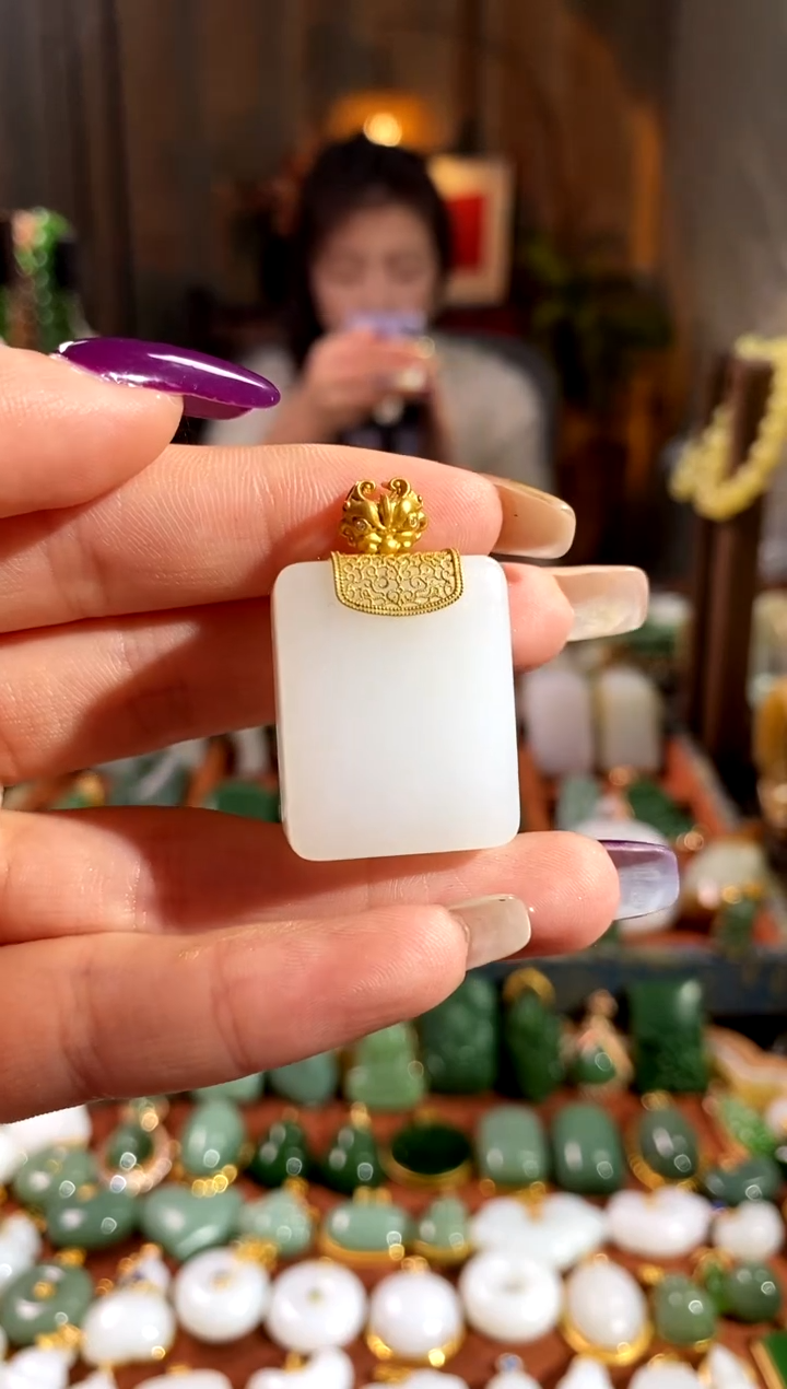 吊坠(赠链)18K金镶嵌和田玉.