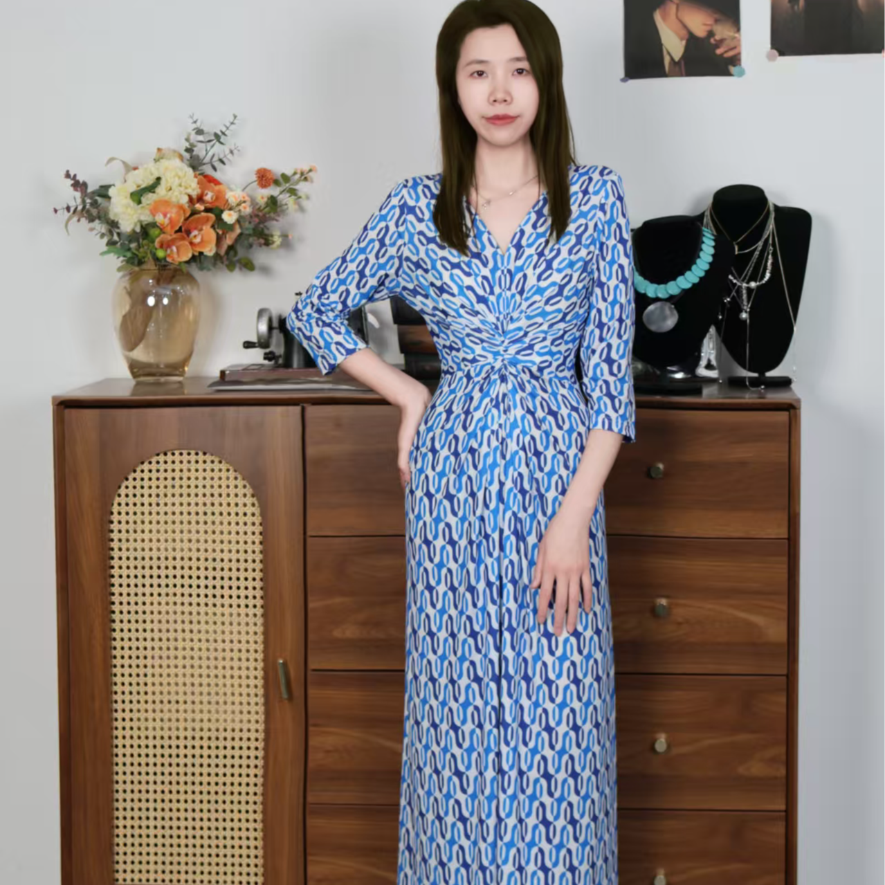 蓝白锁链法式套头春季新款优雅气质V领碎花长款夏季连衣裙设计感