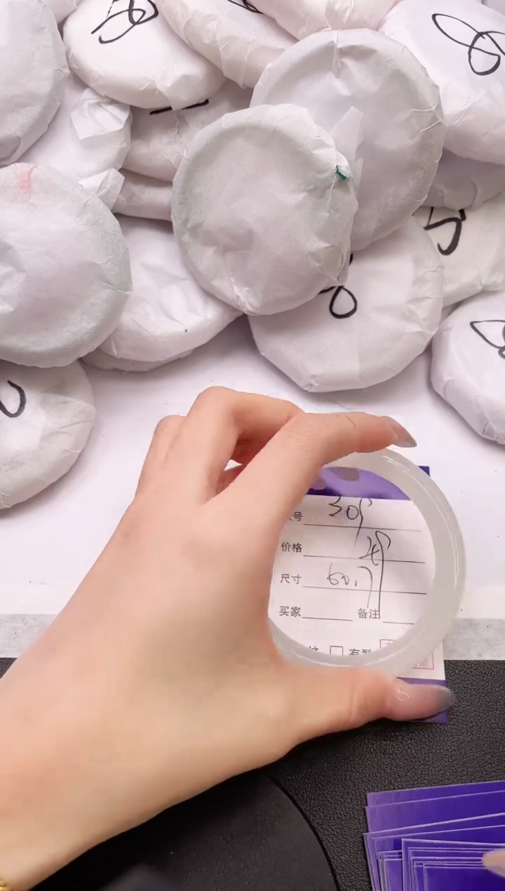 【闪购商品】石英质玉手镯未镶嵌6K309-61