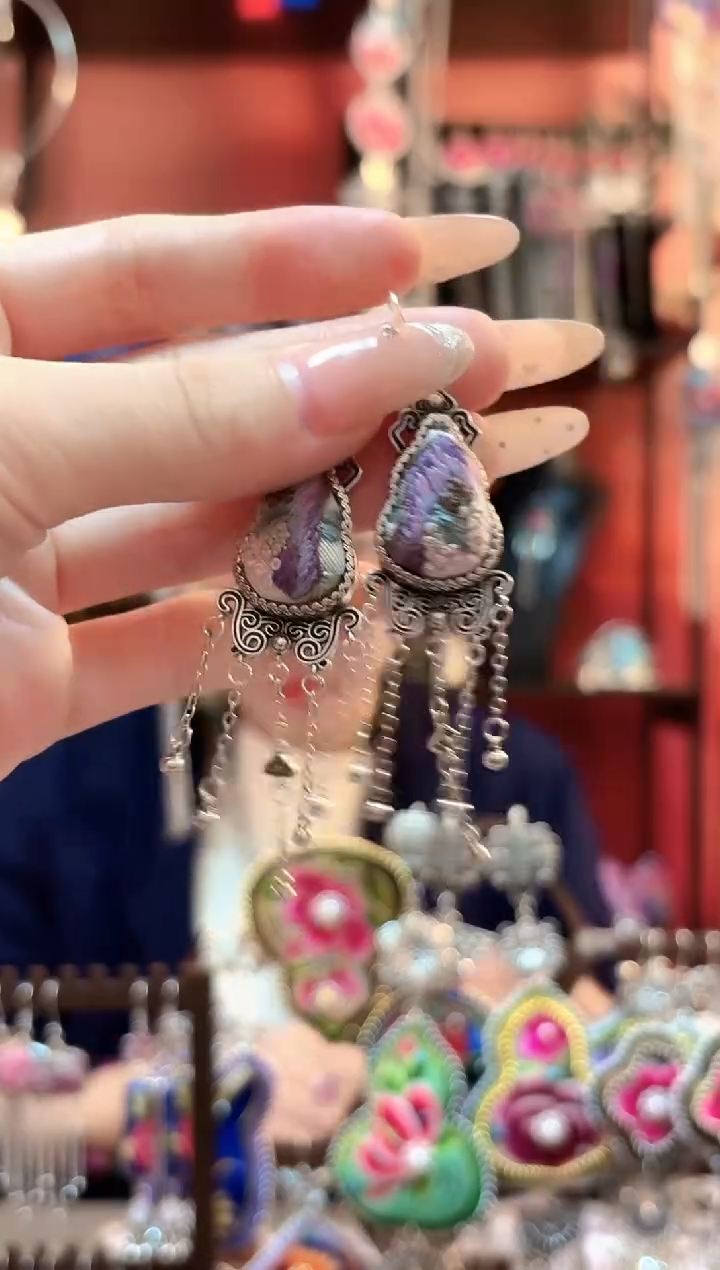 织绣云织谣民族风精美饰品   450